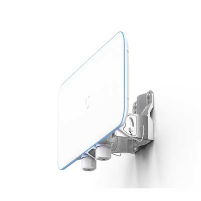 Access Point WiFi UniFi Base Station XG para exterior IP67, alto rendimiento en escenarios exigentes, tres radios 802.11ac Wave 2 MU-MIMO 4X4 /antenas de 90° y 50° con Beamforming, hasta 1500 usuarios, puerto de 10G / WiFi solo en 5 GHz