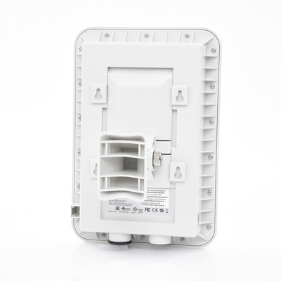 Access Point WiFi cnPilot e501S para exterior, IP67 grado industrial, Filtros para coexistencia con redes LTE, doble banda, antena sectorial 90-120 grados y puerto PoE secundario