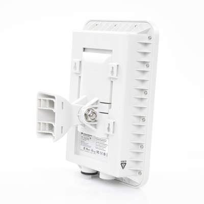 Access Point WiFi cnPilot e501S para exterior, IP67 grado industrial, Filtros para coexistencia con redes LTE, doble banda, antena sectorial 90-120 grados y puerto PoE secundario