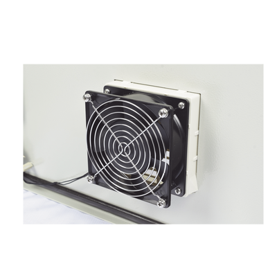 Gabinete Ventilado de Acero IP55 Uso en Exterior (500 x 700 x 250 mm) con Placa Trasera Interior Metálica y Compuerta Inferior Atornillable. Incluye Ventilador, Ventilas, filtros, Chapas y Llave T.