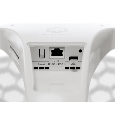 CPE para exteriores de largo alcance con Wi-Fi 6, ideal para enlaces punto a punto, disponible en una versión de 27 dBi (XL).