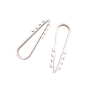 Bolsa con 100 clips sujetadores de plástico para cables de 19 a 25 mm. Ideales para instalaciones en pared, brindan sujeción firme y segura.