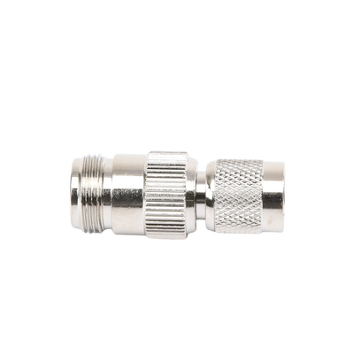Adaptador en Línea, de Conector TNC Macho Inverso a N Hembra, Niquel/ Oro/ Teflón.