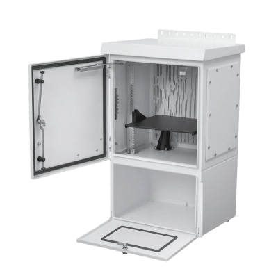 Gabinete Para Exterior OSP ComLine de 12 UR con espacio para Baterías, 600 mm de Ancho, 500 mm de Profundidad De Aluminio, Color Gris Claro Con Protección NEMA 4/12/4X/3/3R; IP66
